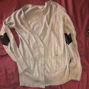 Grey cardigan with black heart elbow patches 🖤